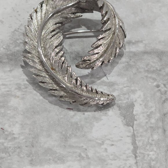 Vintage Hilco Women’s Brooch Pin Silver Tone - Texture Swirl Feather - Picture 2 of 8